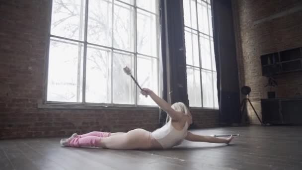 Fille Dans Studio Loft Montre Des Exercices Avec Gymnastique Rythmique — Video