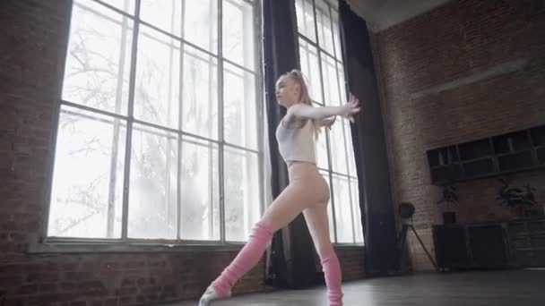 스튜디오에 소녀는 체조로 운동하는 모습을 보여준다 — 비디오