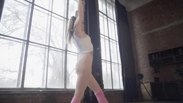 Dívka Podkroví Studia Ukazuje Cvičení Rytmickou Gymnastikou — Stock video