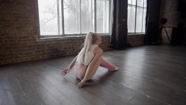 Meisje Een Loft Studio Toont Oefeningen Met Ritmische Gymnastiek — Stockvideo