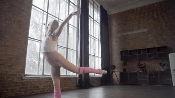 Dívka Podkroví Studia Ukazuje Cvičení Rytmickou Gymnastikou — Stock video