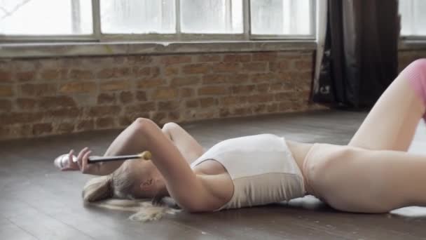 Κορίτσι Ένα Στούντιο Σοφίτα Δείχνει Ασκήσεις Ρυθμική Γυμναστική — Αρχείο Βίντεο