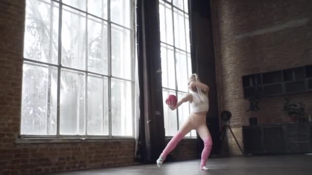 Fille Dans Studio Loft Montre Des Exercices Avec Gymnastique Rythmique — Video