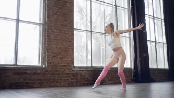 Meisje Een Loft Studio Toont Oefeningen Met Ritmische Gymnastiek — Stockvideo