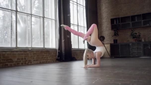 Menina Estúdio Loft Mostra Exercícios Com Ginástica Rítmica — Vídeo de Stock