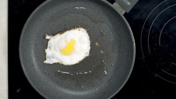 Oeufs Frits Cuits Dans Une Poêle Maison Sur Cuisinière Huile — Video