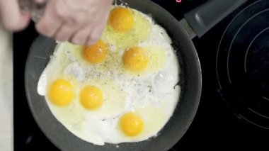 Kızarmış yumurtalar evde tavada pişiriliyor. Ocakta, ayçiçeği yağında.