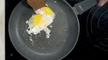 Kızarmış yumurtalar evde tavada pişiriliyor. Ocakta, ayçiçeği yağında.