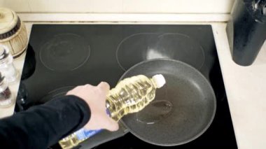 Ayçiçeği yağı, yumurta ya da biftek kızartmadan önce tavaya dökülür.