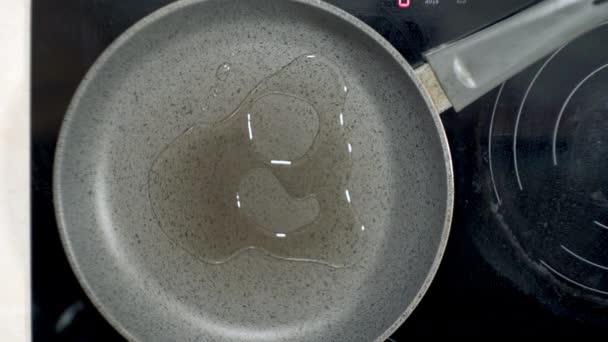 Соняшникову Олію Наливають Сковороду Перед Смаженням Яйця Або Ясного Стейка — стокове відео