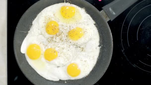 Жареные Яйца Приготовленные Сковороде Дома Плите Подсолнечном Масле — стоковое видео