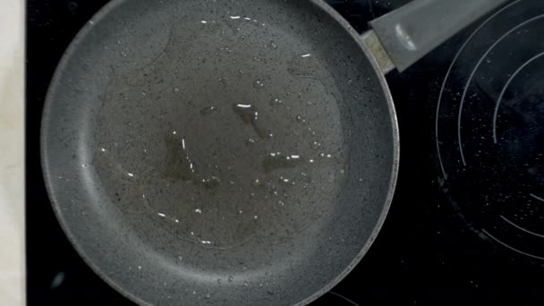 ひまわり油のストーブの上の家のフライパンで焼いた卵 — ストック動画