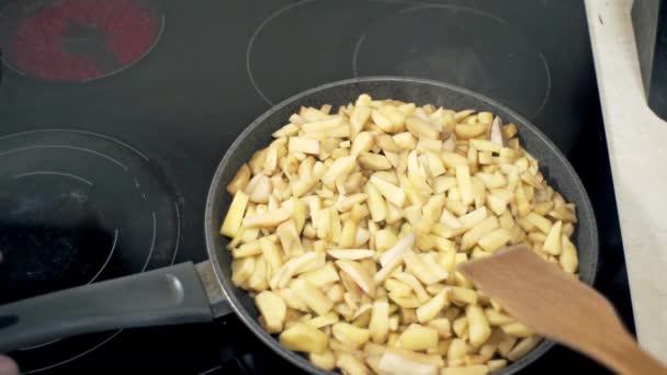 Aardappelen Worden Thuis Een Koekenpan Het Fornuis Gekookt Zonnebloemolie Gebakken — Stockvideo