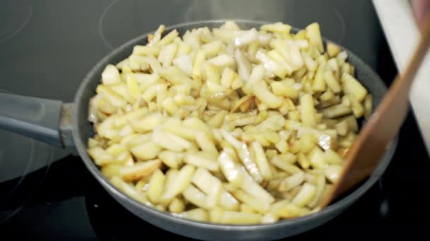난로에 프라이팬에서 감자를 익힌다 해바라기 기름에 감자를 프라이팬 — 비디오