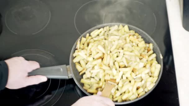 Patatesler Evde Ocakta Ayçiçeği Yağında Tavada Kızartma Tavasında Pişirilir — Stok video