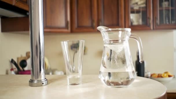 Acqua Viene Versata Decanter Bicchiere Cucina — Video Stock