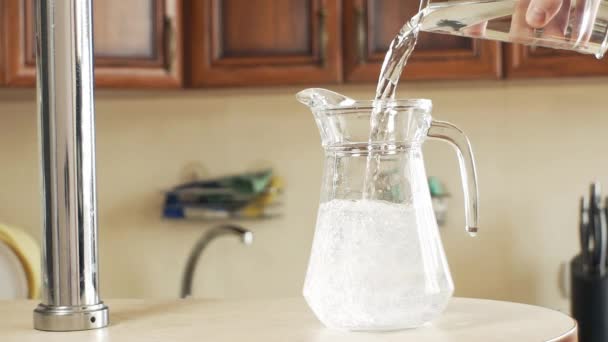 Wasser Wird Der Küche Aus Einer Karaffe Ein Glas Gegossen — Stockvideo