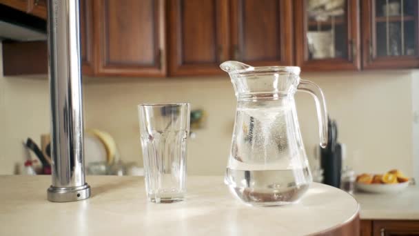 Eau Est Versée Une Carafe Dans Verre Dans Cuisine — Video