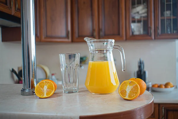Glass Decanter Stands Table Kitchen Orange Juice Fresh Orange — Stock Photo, Image