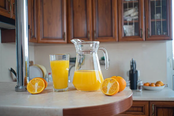 Glass Decanter Stands Table Kitchen Orange Juice Fresh Orange — Stock Photo, Image