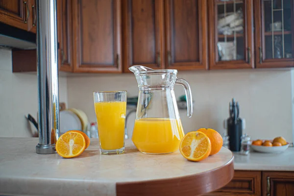 Glass Decanter Stands Table Kitchen Orange Juice Fresh Orange — Stock Photo, Image