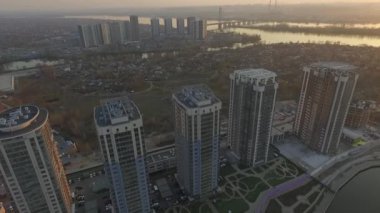 Kiev şehri, şehrin üzerinde, Osokorki, Poznyaki bölgesi, İHA 'dan ateş ediliyor.