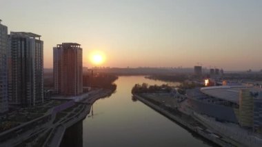 Kiev şehri, şehrin üzerinde, Osokorki, Poznyaki bölgesi, İHA 'dan ateş ediliyor.