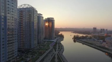 Kiev şehri, şehrin üzerinde, Osokorki, Poznyaki bölgesi, İHA 'dan ateş ediliyor.