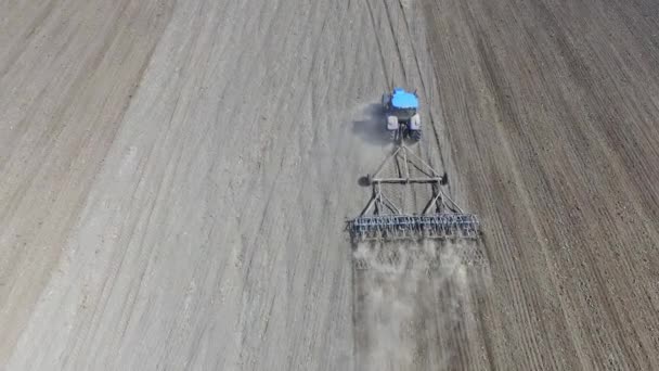 Traktor Rider Över Fältet Plöjer Marken För Sådd Våren Förbereder — Stockvideo