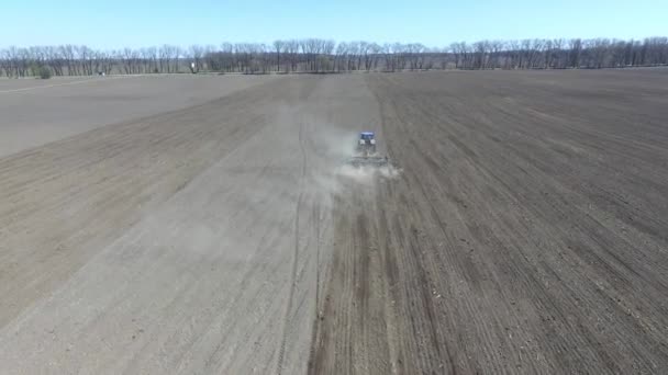 Trator Cavalga Pelo Campo Arado Terra Para Semear Primavera Preparando — Vídeo de Stock