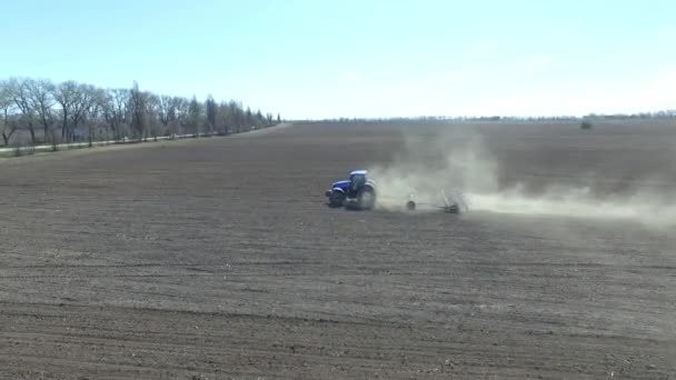 Tractorul Traversează Câmpul Pluguri Terenul Pentru Însămânțare Primăvară Pregătindu Pentru — Videoclip de stoc