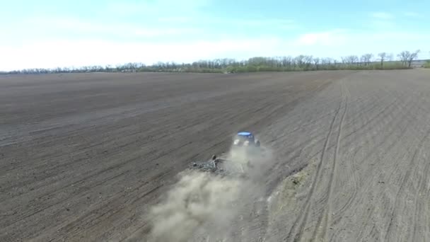 Traktor Rider Över Fältet Plöjer Marken För Sådd Våren Förbereder — Stockvideo