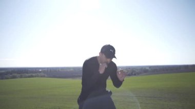 Bir adam tarlada, tarlada, adadaki bir adamda, bir gölgeyle mücadele ediyor.