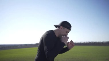 Bir adam tarlada, tarlada, adadaki bir adamda, bir gölgeyle mücadele ediyor.