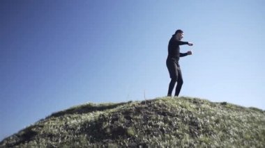 Bir adam tarlada, tarlada, adadaki bir adamda, bir gölgeyle mücadele ediyor.