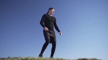 Bir adam tarlada, tarlada, adadaki bir adamda, bir gölgeyle mücadele ediyor.