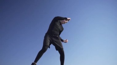 Bir adam tarlada, tarlada, adadaki bir adamda, bir gölgeyle mücadele ediyor.