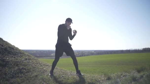 Een Man Worstelt Met Een Schaduw Het Boksen Een Veld — Stockvideo