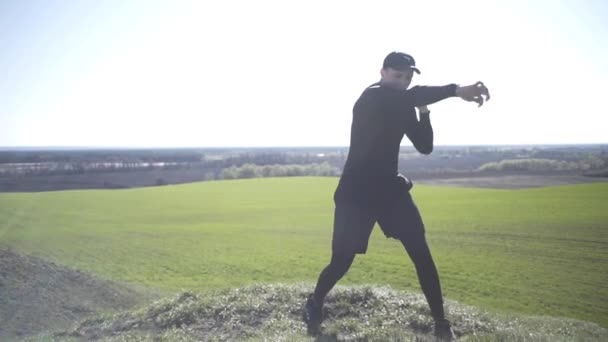 Tipo Luta Com Uma Sombra Boxe Num Campo Num Campo — Vídeo de Stock