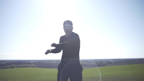 Een Man Worstelt Met Een Schaduw Het Boksen Een Veld — Stockvideo