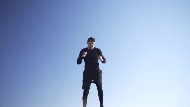 Хлопець Бореться Тіні Боксі Полі Полі Хлопець Острові Полі — стокове відео