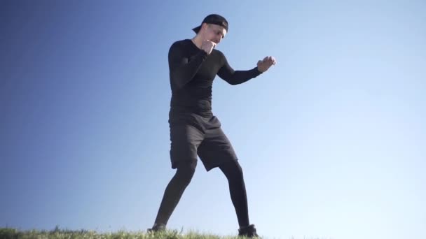 Ein Typ Kämpft Mit Einem Schatten Beim Boxen Auf Einem — Stockvideo