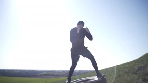 Ein Typ Kämpft Mit Einem Schatten Beim Boxen Auf Einem — Stockvideo