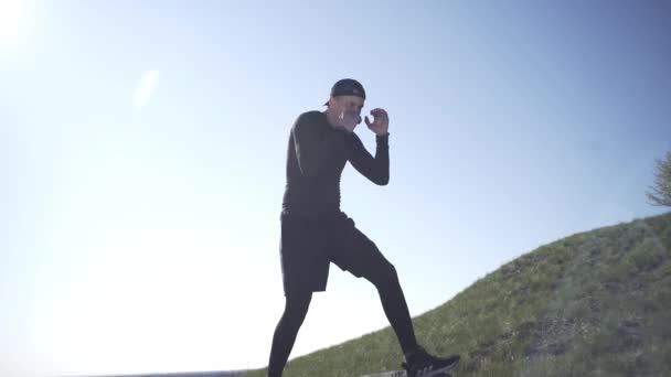 Een Man Worstelt Met Een Schaduw Het Boksen Een Veld — Stockvideo