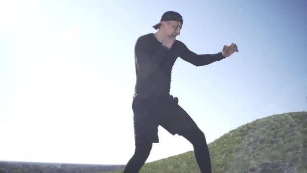 Ein Typ Kämpft Mit Einem Schatten Beim Boxen Auf Einem — Stockvideo