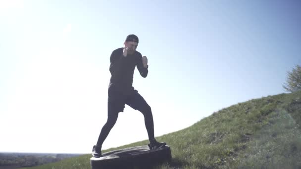 Tipo Luta Com Uma Sombra Boxe Num Campo Num Campo — Vídeo de Stock