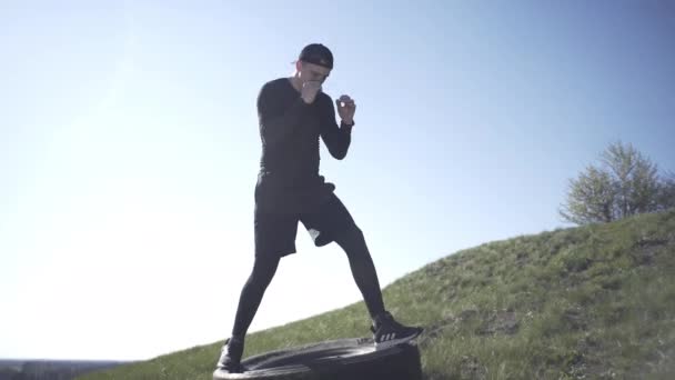 Ein Typ Kämpft Mit Einem Schatten Beim Boxen Auf Einem — Stockvideo