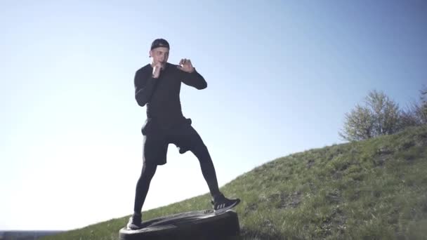 Ein Typ Kämpft Mit Einem Schatten Beim Boxen Auf Einem — Stockvideo