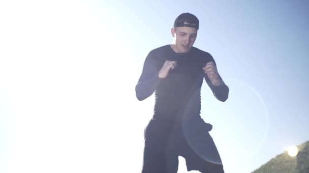 Хлопець Бореться Тіні Боксі Полі Полі Хлопець Острові Полі — стокове відео