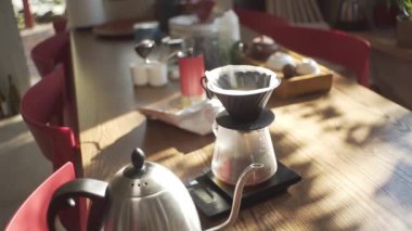 Qigong ustası V60 kahve yapar.